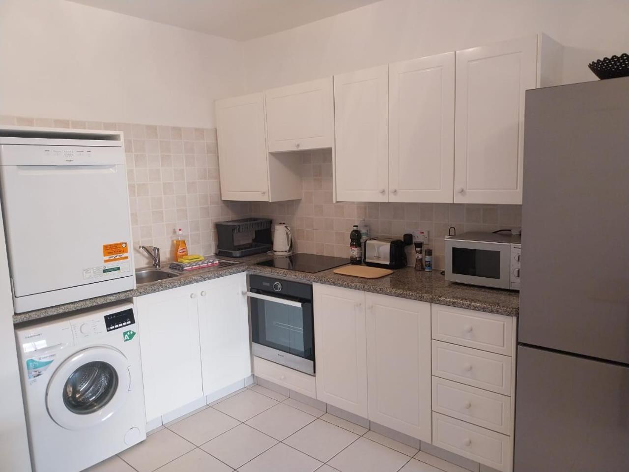 Sunny 2 Bed Home, In Universal Apartment *