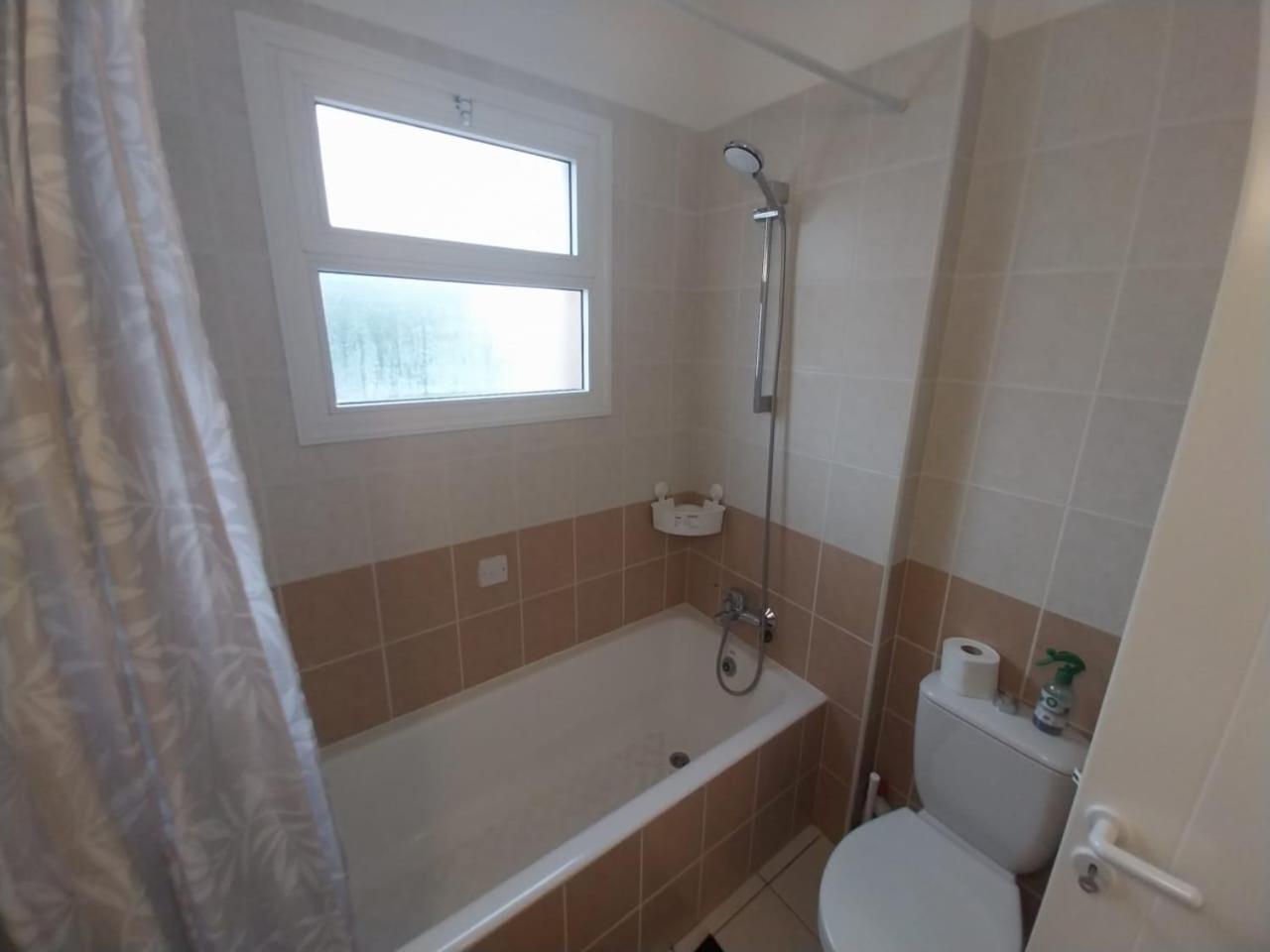 Sunny 2 Bed Home, In Universal