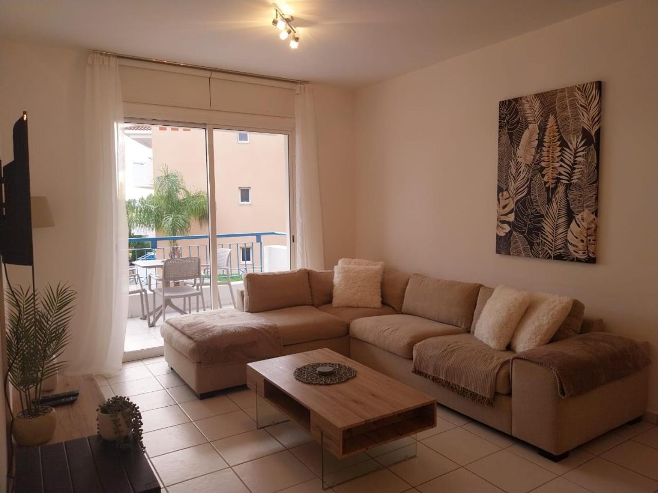 Sunny 2 Bed Home, In Universal *