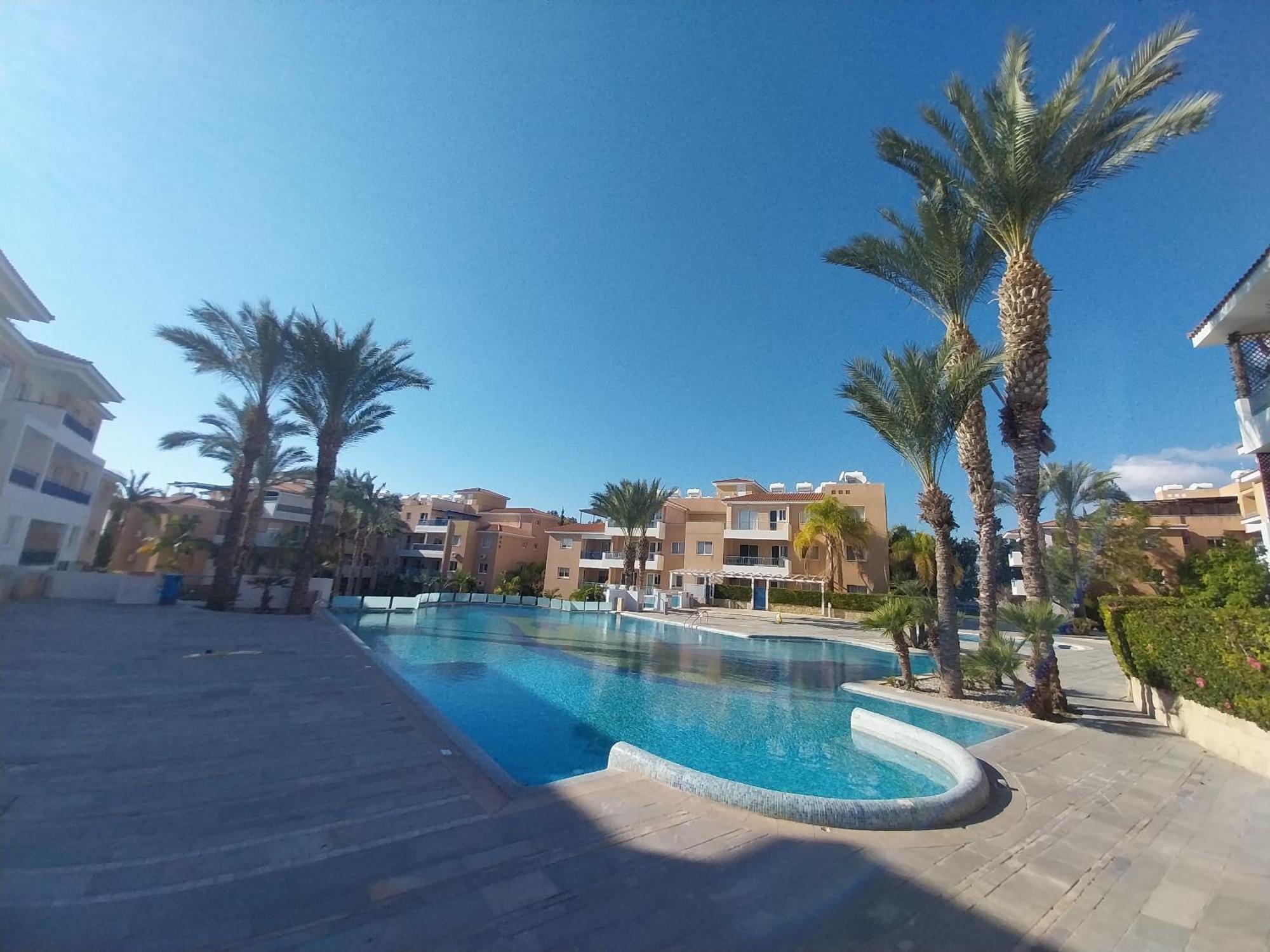 Sunny 2 Bed Home, In Universal Apartment *
