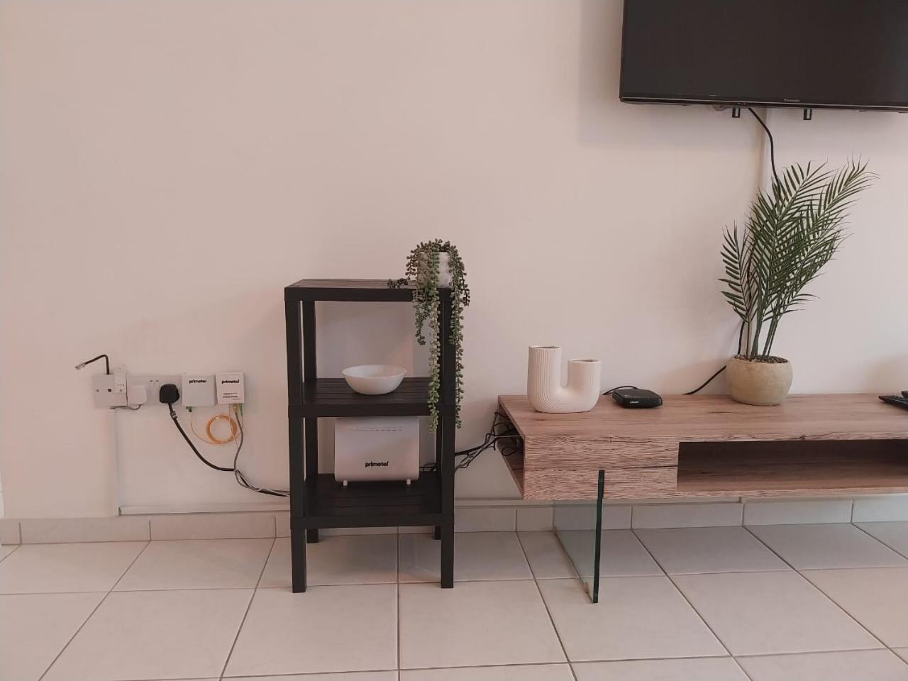 Apartment Sunny 2 Bed Home, In Universal Paphos