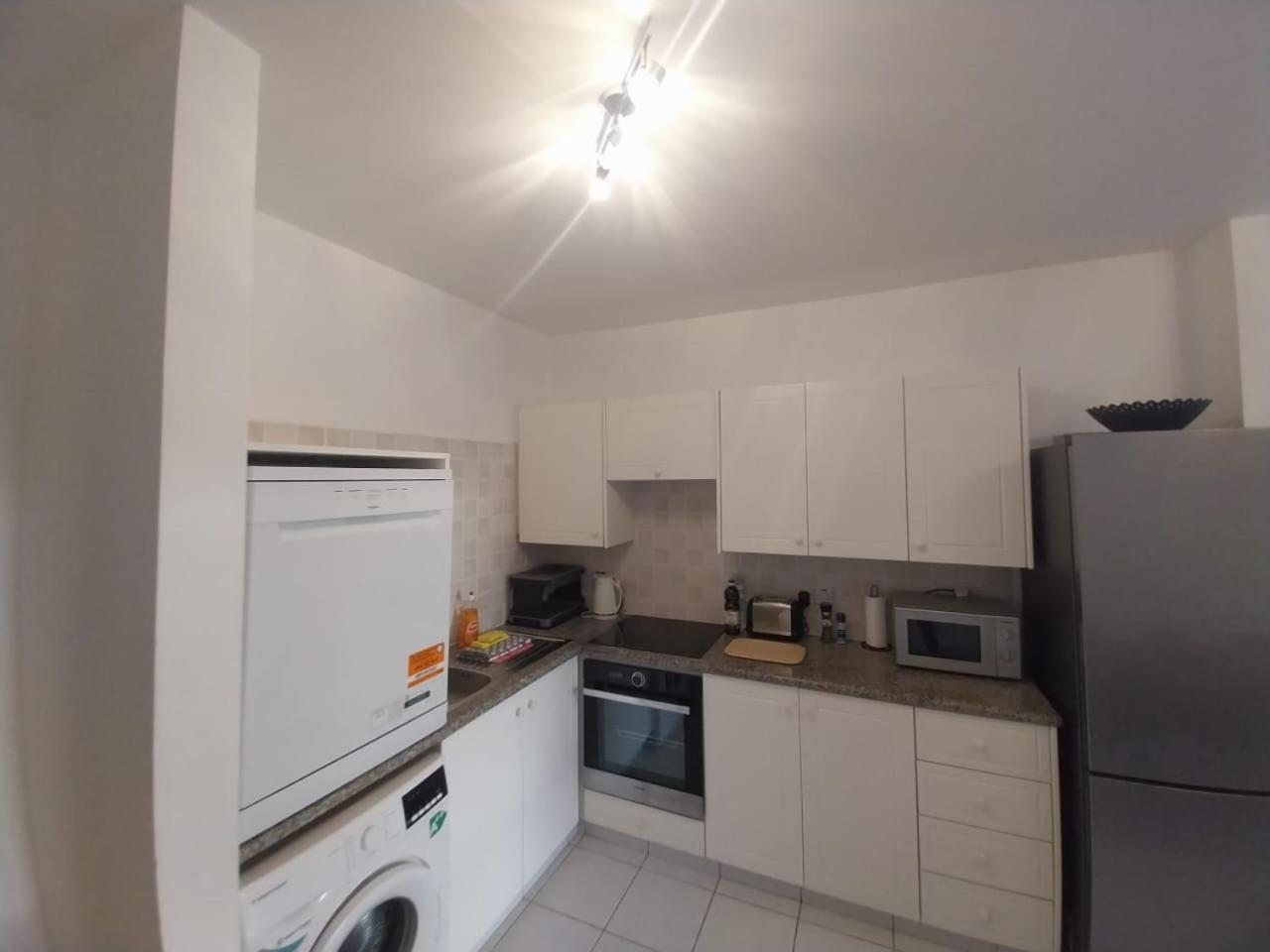 Sunny 2 Bed Home, In Universal Apartment *